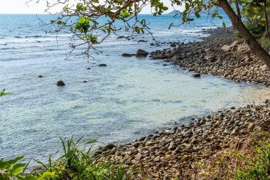 Vietnam 'da barış dolu bir Con Dao adası Vietnam' ın cennet adasıdır. Dalgalı kıyı manzarası, kıyı şeridi, açık gökyüzü ve yol, mavi deniz, turistler ve dağ. Seyahat ve manzara konsepti.