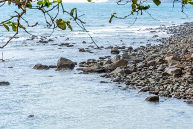 Vietnam 'da barış dolu bir Con Dao adası Vietnam' ın cennet adasıdır. Dalgalı kıyı manzarası, kıyı şeridi, açık gökyüzü ve yol, mavi deniz, turistler ve dağ. Seyahat ve manzara konsepti.