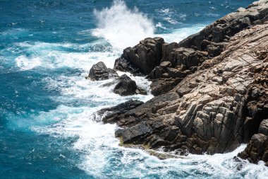 Dalgalar sahildeki kayaları vurur, deniz suyu gökyüzüne güneş ile vurur. Vietnam 'da barış dolu bir Con Dao adası Vietnam' ın cennet adasıdır. Seyahat ve manzara konsepti.
