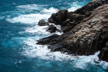 Dalgalar sahildeki kayaları vurur, deniz suyu gökyüzüne güneş ile vurur. Vietnam 'da barış dolu bir Con Dao adası Vietnam' ın cennet adasıdır. Seyahat ve manzara konsepti.