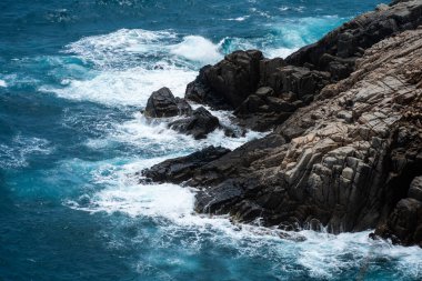 Dalgalar sahildeki kayaları vurur, deniz suyu gökyüzüne güneş ile vurur. Vietnam 'da barış dolu bir Con Dao adası Vietnam' ın cennet adasıdır. Seyahat ve manzara konsepti.