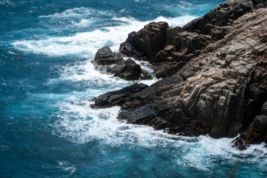 Dalgalar sahildeki kayaları vurur, deniz suyu gökyüzüne güneş ile vurur. Vietnam 'da barış dolu bir Con Dao adası Vietnam' ın cennet adasıdır. Seyahat ve manzara konsepti.