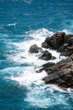 Dalgalar sahildeki kayaları vurur, deniz suyu gökyüzüne güneş ile vurur. Vietnam 'da barış dolu bir Con Dao adası Vietnam' ın cennet adasıdır. Seyahat ve manzara konsepti.