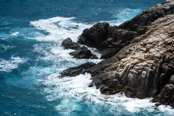 Wellen Schlagen Strand Auf Den Felsen Meerwasser Spritzt Mit Der — Stockfoto