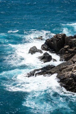 Dalgalar sahildeki kayaları vurur, deniz suyu gökyüzüne güneş ile vurur. Vietnam 'da barış dolu bir Con Dao adası Vietnam' ın cennet adasıdır. Seyahat ve manzara konsepti.