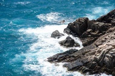 Dalgalar sahildeki kayaları vurur, deniz suyu gökyüzüne güneş ile vurur. Vietnam 'da barış dolu bir Con Dao adası Vietnam' ın cennet adasıdır. Seyahat ve manzara konsepti.