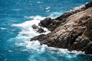 Dalgalar sahildeki kayaları vurur, deniz suyu gökyüzüne güneş ile vurur. Vietnam 'da barış dolu bir Con Dao adası Vietnam' ın cennet adasıdır. Seyahat ve manzara konsepti.