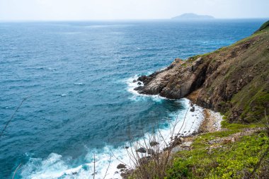 Dalgalar sahildeki kayaları vurur, deniz suyu gökyüzüne güneş ile vurur. Vietnam 'da barış dolu bir Con Dao adası Vietnam' ın cennet adasıdır. Seyahat ve manzara konsepti.