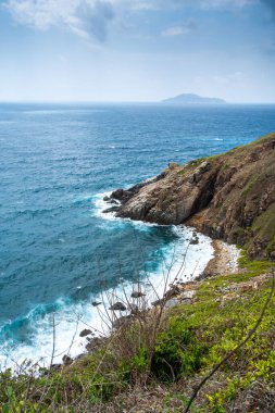 Dalgalar sahildeki kayaları vurur, deniz suyu gökyüzüne güneş ile vurur. Vietnam 'da barış dolu bir Con Dao adası Vietnam' ın cennet adasıdır. Seyahat ve manzara konsepti.