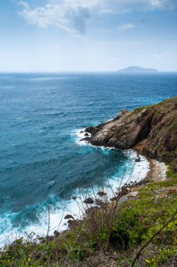 Dalgalar sahildeki kayaları vurur, deniz suyu gökyüzüne güneş ile vurur. Vietnam 'da barış dolu bir Con Dao adası Vietnam' ın cennet adasıdır. Seyahat ve manzara konsepti.