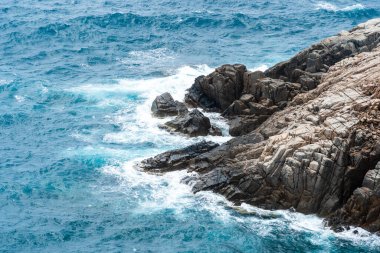 Dalgalar sahildeki kayaları vurur, deniz suyu gökyüzüne güneş ile vurur. Vietnam 'da barış dolu bir Con Dao adası Vietnam' ın cennet adasıdır. Seyahat ve manzara konsepti.