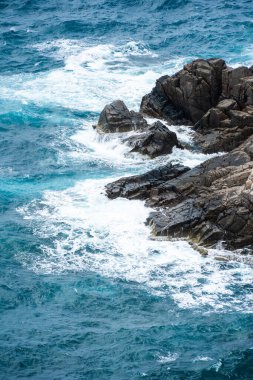 Dalgalar sahildeki kayaları vurur, deniz suyu gökyüzüne güneş ile vurur. Vietnam 'da barış dolu bir Con Dao adası Vietnam' ın cennet adasıdır. Seyahat ve manzara konsepti.