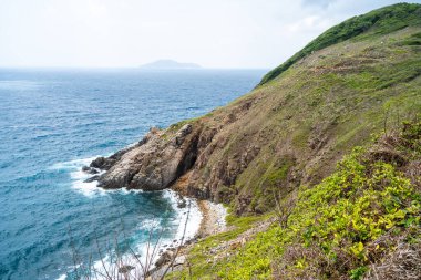 Dalgalar sahildeki kayaları vurur, deniz suyu gökyüzüne güneş ile vurur. Vietnam 'da barış dolu bir Con Dao adası Vietnam' ın cennet adasıdır. Seyahat ve manzara konsepti.
