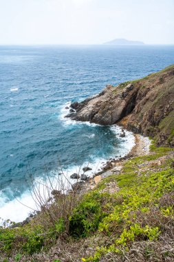 Dalgalar sahildeki kayaları vurur, deniz suyu gökyüzüne güneş ile vurur. Vietnam 'da barış dolu bir Con Dao adası Vietnam' ın cennet adasıdır. Seyahat ve manzara konsepti.