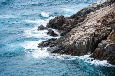 Dalgalar sahildeki kayaları vurur, deniz suyu gökyüzüne güneş ile vurur. Vietnam 'da barış dolu bir Con Dao adası Vietnam' ın cennet adasıdır. Seyahat ve manzara konsepti.