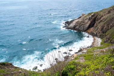 Dalgalar sahildeki kayaları vurur, deniz suyu gökyüzüne güneş ile vurur. Vietnam 'da barış dolu bir Con Dao adası Vietnam' ın cennet adasıdır. Seyahat ve manzara konsepti.