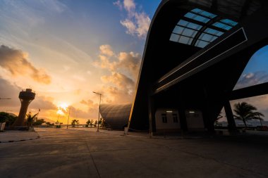 Con Son kasabasındaki yeni Con Dao yolcu limanının manzarası. Huzurlu bir Con Dao Adası, Vietnam. Dalgalı kıyı manzarası, kıyı şeridi, açık gökyüzü, mavi deniz, turistler ve dağ. Seyahat ve manzara konsepti.
