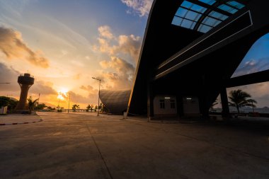 Con Son kasabasındaki yeni Con Dao yolcu limanının manzarası. Huzurlu bir Con Dao Adası, Vietnam. Dalgalı kıyı manzarası, kıyı şeridi, açık gökyüzü, mavi deniz, turistler ve dağ. Seyahat ve manzara konsepti.