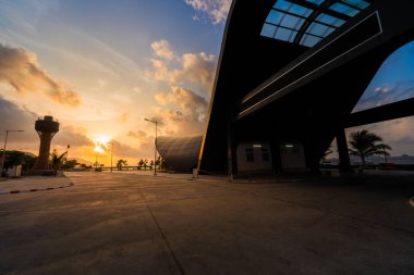 Con Son kasabasındaki yeni Con Dao yolcu limanının manzarası. Huzurlu bir Con Dao Adası, Vietnam. Dalgalı kıyı manzarası, kıyı şeridi, açık gökyüzü, mavi deniz, turistler ve dağ. Seyahat ve manzara konsepti.