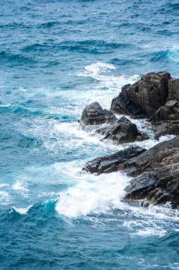 Dalgalar sahildeki kayaları vurur, deniz suyu gökyüzüne güneş ile vurur. Vietnam 'da barış dolu bir Con Dao adası Vietnam' ın cennet adasıdır. Seyahat ve manzara konsepti.