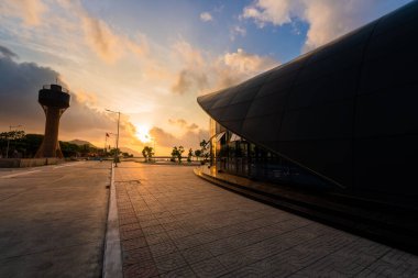 Con Son kasabasındaki yeni Con Dao yolcu limanının manzarası. Huzurlu bir Con Dao Adası, Vietnam. Dalgalı kıyı manzarası, kıyı şeridi, açık gökyüzü, mavi deniz, turistler ve dağ. Seyahat ve manzara konsepti.