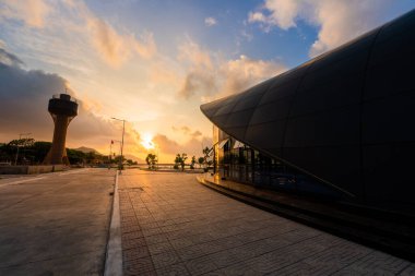 Con Son kasabasındaki yeni Con Dao yolcu limanının manzarası. Huzurlu bir Con Dao Adası, Vietnam. Dalgalı kıyı manzarası, kıyı şeridi, açık gökyüzü, mavi deniz, turistler ve dağ. Seyahat ve manzara konsepti.
