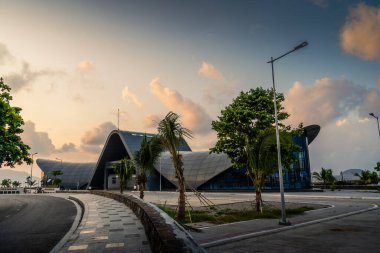 Con Son kasabasındaki yeni Con Dao yolcu limanının manzarası. Huzurlu bir Con Dao Adası, Vietnam. Dalgalı kıyı manzarası, kıyı şeridi, açık gökyüzü, mavi deniz, turistler ve dağ. Seyahat ve manzara konsepti.