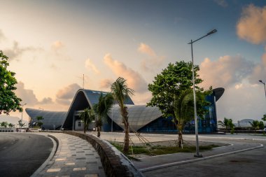 Con Son kasabasındaki yeni Con Dao yolcu limanının manzarası. Huzurlu bir Con Dao Adası, Vietnam. Dalgalı kıyı manzarası, kıyı şeridi, açık gökyüzü, mavi deniz, turistler ve dağ. Seyahat ve manzara konsepti.
