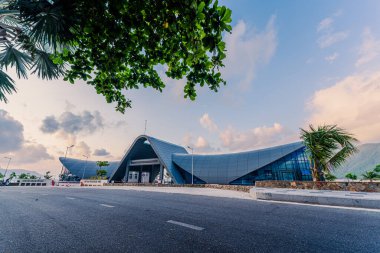 Con Son kasabasındaki yeni Con Dao yolcu limanının manzarası. Huzurlu bir Con Dao Adası, Vietnam. Dalgalı kıyı manzarası, kıyı şeridi, açık gökyüzü, mavi deniz, turistler ve dağ. Seyahat ve manzara konsepti.