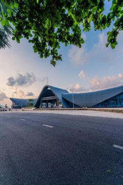 Con Son kasabasındaki yeni Con Dao yolcu limanının manzarası. Huzurlu bir Con Dao Adası, Vietnam. Dalgalı kıyı manzarası, kıyı şeridi, açık gökyüzü, mavi deniz, turistler ve dağ. Seyahat ve manzara konsepti.