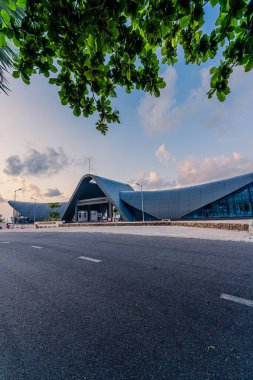 Con Son kasabasındaki yeni Con Dao yolcu limanının manzarası. Huzurlu bir Con Dao Adası, Vietnam. Dalgalı kıyı manzarası, kıyı şeridi, açık gökyüzü, mavi deniz, turistler ve dağ. Seyahat ve manzara konsepti.