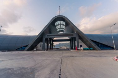 Con Son kasabasındaki yeni Con Dao yolcu limanının manzarası. Huzurlu bir Con Dao Adası, Vietnam. Dalgalı kıyı manzarası, kıyı şeridi, açık gökyüzü, mavi deniz, turistler ve dağ. Seyahat ve manzara konsepti.