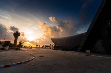 Con Son kasabasındaki yeni Con Dao yolcu limanının manzarası. Huzurlu bir Con Dao Adası, Vietnam. Dalgalı kıyı manzarası, kıyı şeridi, açık gökyüzü, mavi deniz, turistler ve dağ. Seyahat ve manzara konsepti.