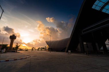 Con Son kasabasındaki yeni Con Dao yolcu limanının manzarası. Huzurlu bir Con Dao Adası, Vietnam. Dalgalı kıyı manzarası, kıyı şeridi, açık gökyüzü, mavi deniz, turistler ve dağ. Seyahat ve manzara konsepti.