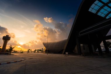 Con Son kasabasındaki yeni Con Dao yolcu limanının manzarası. Huzurlu bir Con Dao Adası, Vietnam. Dalgalı kıyı manzarası, kıyı şeridi, açık gökyüzü, mavi deniz, turistler ve dağ. Seyahat ve manzara konsepti.