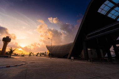 Con Son kasabasındaki yeni Con Dao yolcu limanının manzarası. Huzurlu bir Con Dao Adası, Vietnam. Dalgalı kıyı manzarası, kıyı şeridi, açık gökyüzü, mavi deniz, turistler ve dağ. Seyahat ve manzara konsepti.