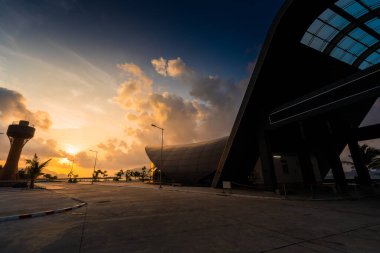 Con Son kasabasındaki yeni Con Dao yolcu limanının manzarası. Huzurlu bir Con Dao Adası, Vietnam. Dalgalı kıyı manzarası, kıyı şeridi, açık gökyüzü, mavi deniz, turistler ve dağ. Seyahat ve manzara konsepti.