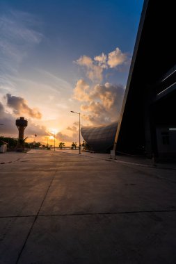 Con Son kasabasındaki yeni Con Dao yolcu limanının manzarası. Huzurlu bir Con Dao Adası, Vietnam. Dalgalı kıyı manzarası, kıyı şeridi, açık gökyüzü, mavi deniz, turistler ve dağ. Seyahat ve manzara konsepti.