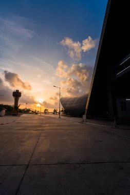 Con Son kasabasındaki yeni Con Dao yolcu limanının manzarası. Huzurlu bir Con Dao Adası, Vietnam. Dalgalı kıyı manzarası, kıyı şeridi, açık gökyüzü, mavi deniz, turistler ve dağ. Seyahat ve manzara konsepti.