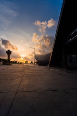 Con Son kasabasındaki yeni Con Dao yolcu limanının manzarası. Huzurlu bir Con Dao Adası, Vietnam. Dalgalı kıyı manzarası, kıyı şeridi, açık gökyüzü, mavi deniz, turistler ve dağ. Seyahat ve manzara konsepti.
