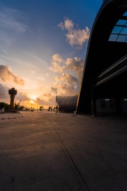 Con Son kasabasındaki yeni Con Dao yolcu limanının manzarası. Huzurlu bir Con Dao Adası, Vietnam. Dalgalı kıyı manzarası, kıyı şeridi, açık gökyüzü, mavi deniz, turistler ve dağ. Seyahat ve manzara konsepti.