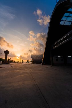 Con Son kasabasındaki yeni Con Dao yolcu limanının manzarası. Huzurlu bir Con Dao Adası, Vietnam. Dalgalı kıyı manzarası, kıyı şeridi, açık gökyüzü, mavi deniz, turistler ve dağ. Seyahat ve manzara konsepti.