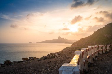 Vietnam, Con Dao adasındaki Nhat plajındaki okyanus yolu manzarası. Güzel ve huzurlu, Vietnam 'da keşfetmeye değer gurur verici bir yer. Seyahat ve manzara konsepti.