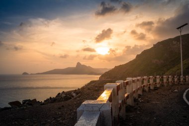 Vietnam, Con Dao adasındaki Nhat plajındaki okyanus yolu manzarası. Güzel ve huzurlu, Vietnam 'da keşfetmeye değer gurur verici bir yer. Seyahat ve manzara konsepti.