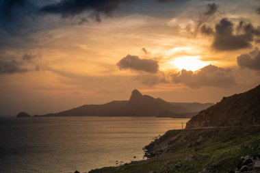 Vietnam, Con Dao adasındaki Nhat plajındaki okyanus yolu manzarası. Güzel ve huzurlu, Vietnam 'da keşfetmeye değer gurur verici bir yer. Seyahat ve manzara konsepti.