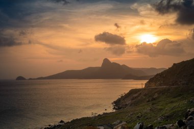 Vietnam, Con Dao adasındaki Nhat plajındaki okyanus yolu manzarası. Güzel ve huzurlu, Vietnam 'da keşfetmeye değer gurur verici bir yer. Seyahat ve manzara konsepti.