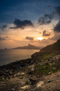 Vietnam, Con Dao adasındaki Nhat plajındaki okyanus yolu manzarası. Güzel ve huzurlu, Vietnam 'da keşfetmeye değer gurur verici bir yer. Seyahat ve manzara konsepti.