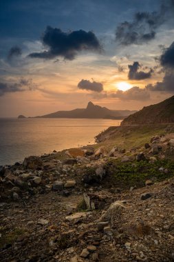 Vietnam, Con Dao adasındaki Nhat plajındaki okyanus yolu manzarası. Güzel ve huzurlu, Vietnam 'da keşfetmeye değer gurur verici bir yer. Seyahat ve manzara konsepti.
