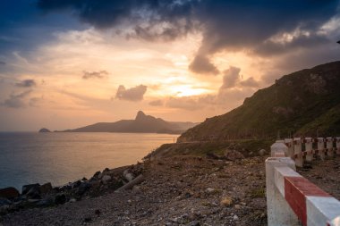 Vietnam, Con Dao adasındaki Nhat plajındaki okyanus yolu manzarası. Güzel ve huzurlu, Vietnam 'da keşfetmeye değer gurur verici bir yer. Seyahat ve manzara konsepti.