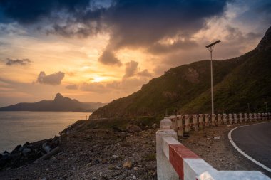Vietnam, Con Dao adasındaki Nhat plajındaki okyanus yolu manzarası. Güzel ve huzurlu, Vietnam 'da keşfetmeye değer gurur verici bir yer. Seyahat ve manzara konsepti.